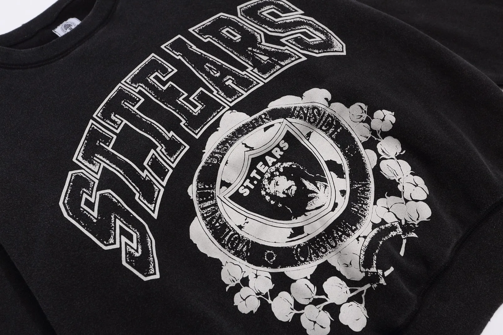 SAINT MICHAEL destroyed DENIM TEARS co-branded DT_CRW SWEAT washed distressed velvet loose sweatshirt Fabric: 420g Style number: SM611 Size: S-M-L-XL Color: Black Price: P198